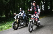 орландо блум прокатился на norton commando